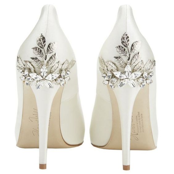 Sapatos brancos com aplicações com chics e elegantes (Foto: Reprodução)